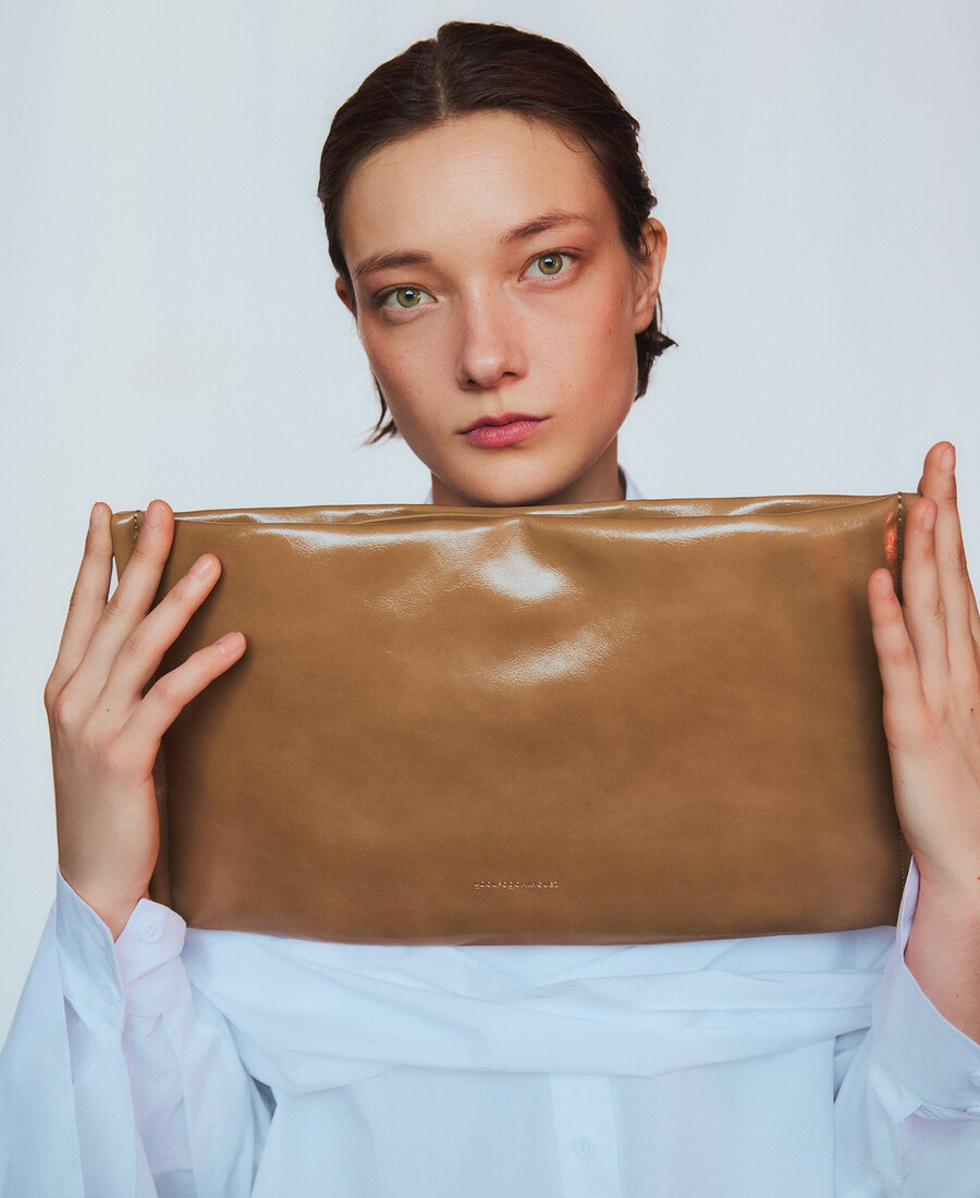 pochette imbottita in pelle e non in pelle da donna