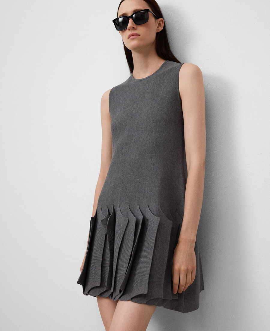 abito in maglia con orlo plissettato da donna