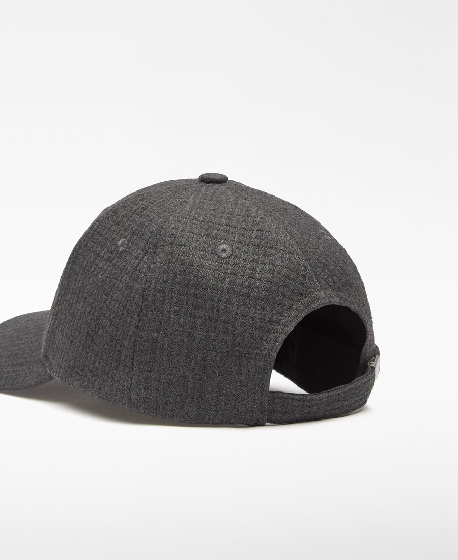 cappellino con logo ricamato da donna