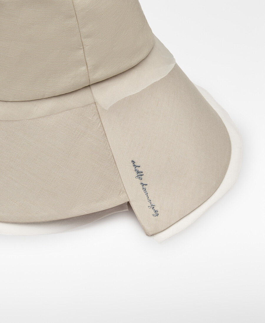 cappello combinato a tesa asimmetrica da donna