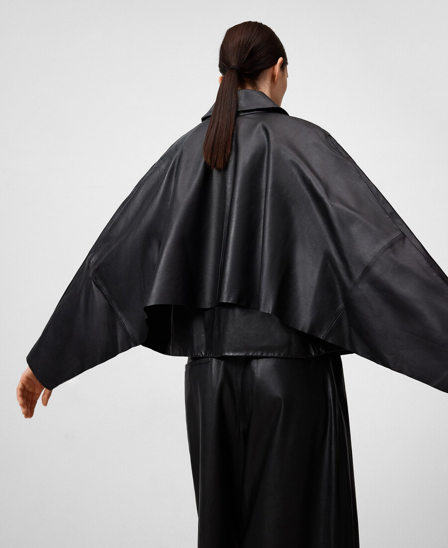 giacca in pelle con mantello posteriore donna