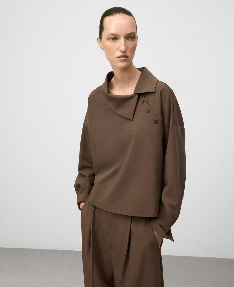 camicia da donna con colletto asimmetrico
