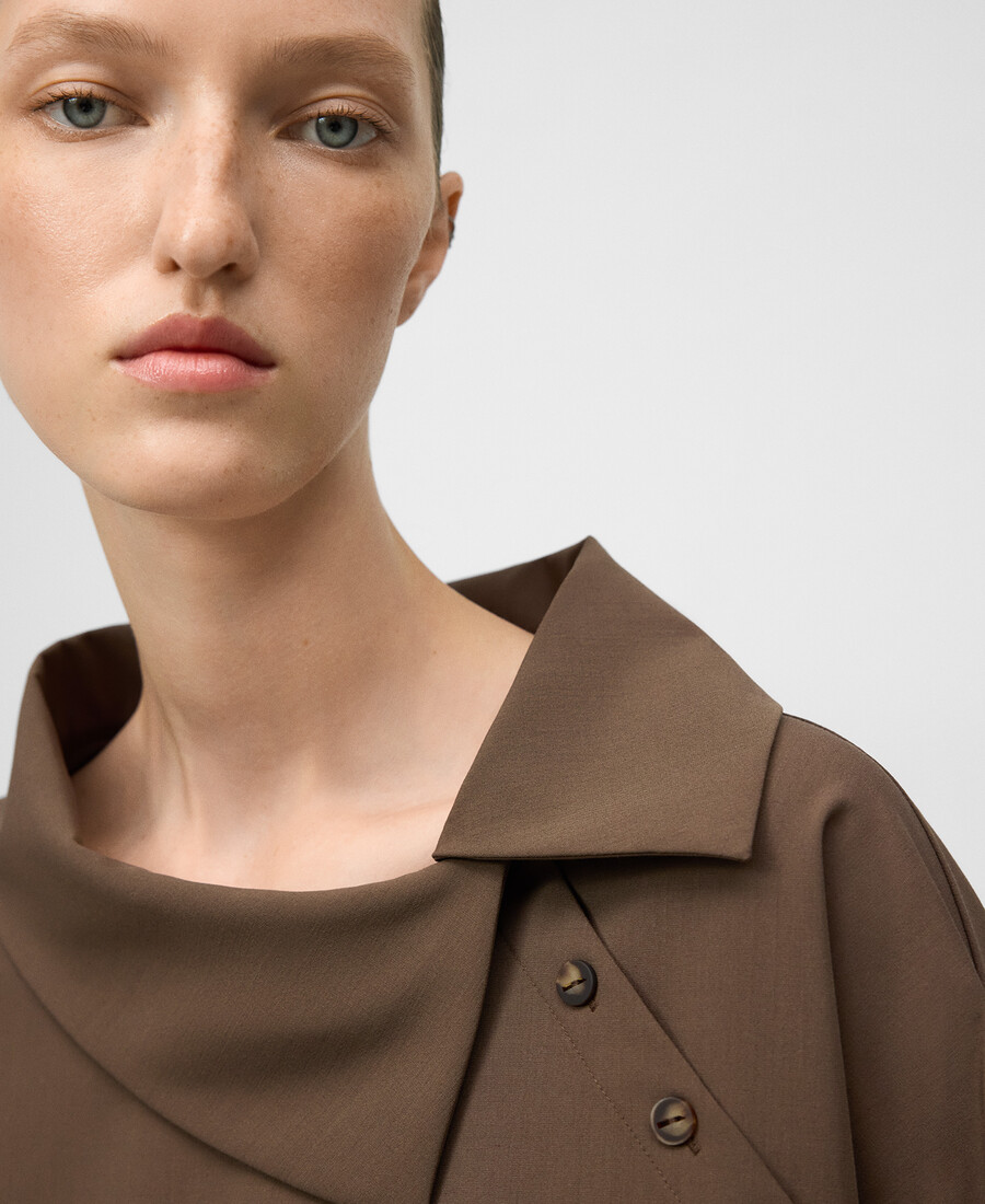 camicia da donna con colletto asimmetrico