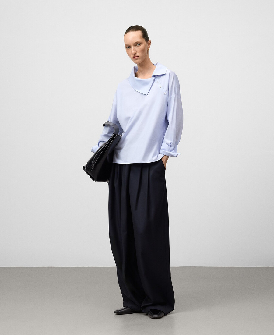 camicia da donna con colletto asimmetrico