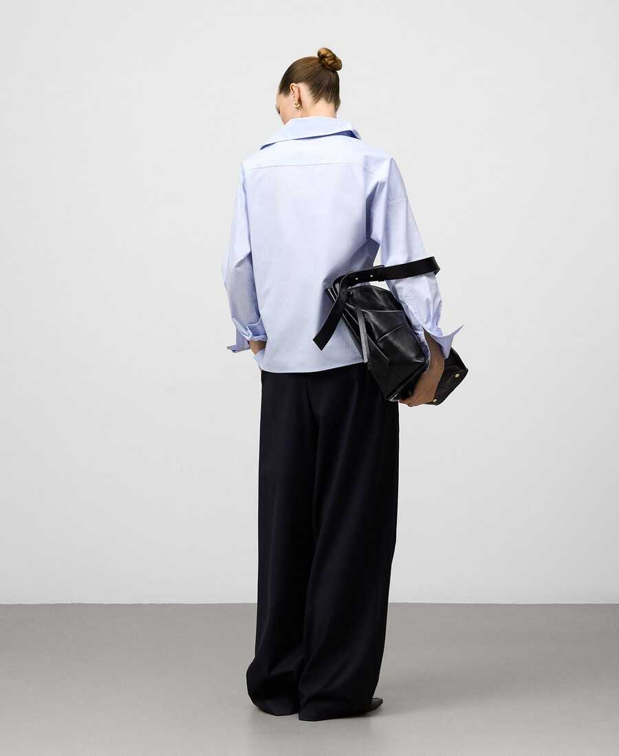 camicia da donna con colletto asimmetrico