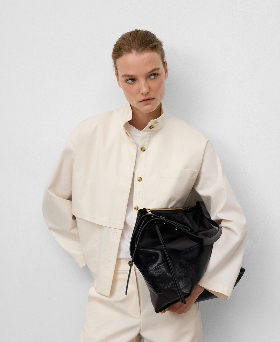 camicia con collo a imbuto e carré anteriore da donna