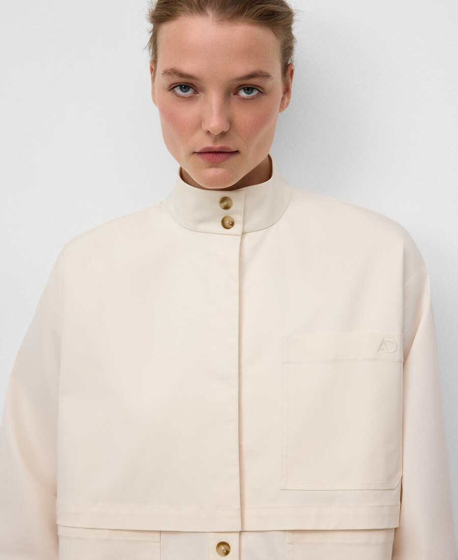 camicia con collo a imbuto e carré anteriore da donna