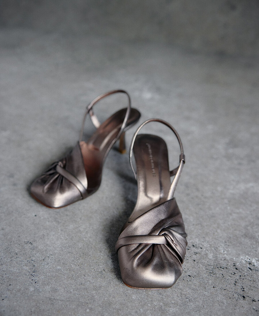 scarpa con tacco in pelle arricciata da donna