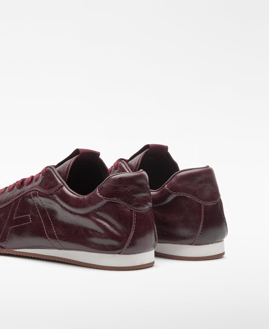 sneaker in pelle con logo cucito da donna