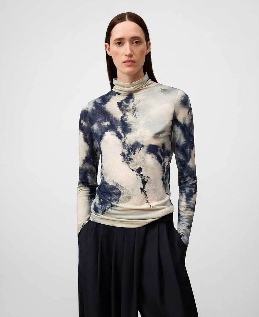 t-shirt stampata con collo a imbuto da donna