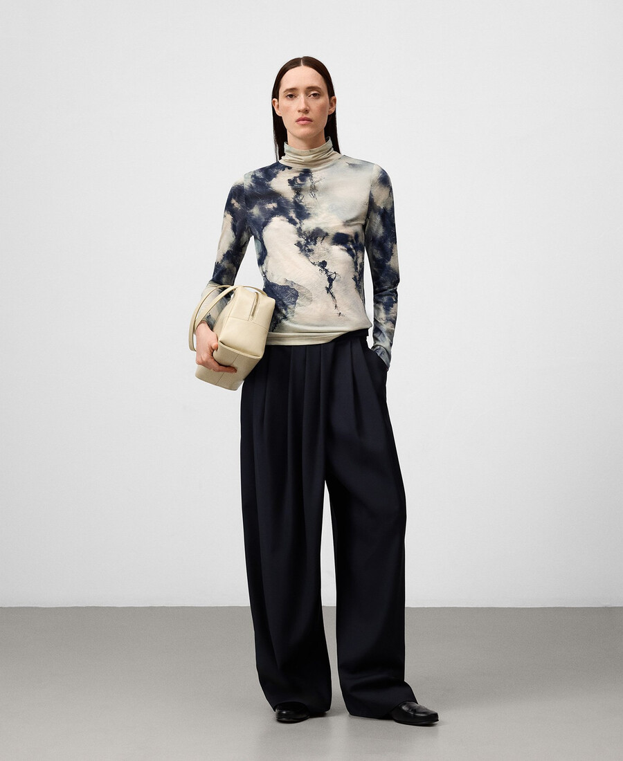 t-shirt stampata con collo a imbuto da donna