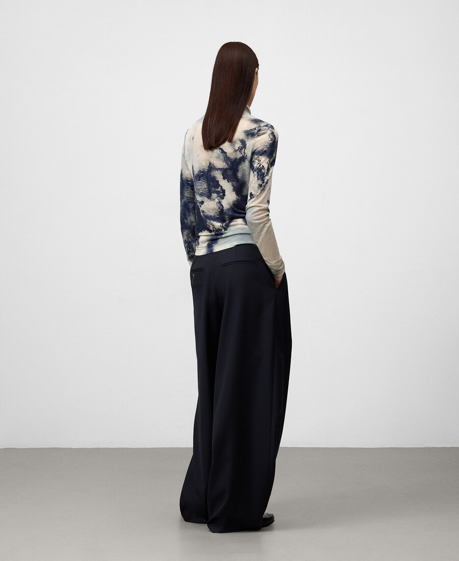 t-shirt stampata con collo a imbuto da donna