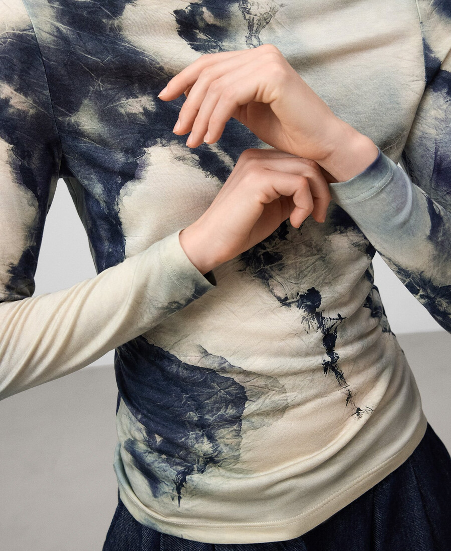 t-shirt stampata con collo a imbuto da donna
