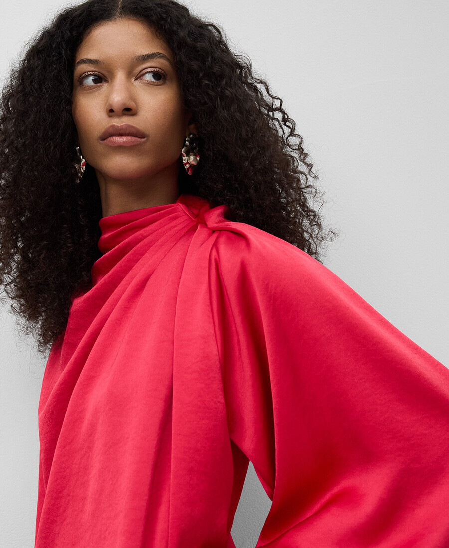 top in raso con colletto drappeggiato da donna