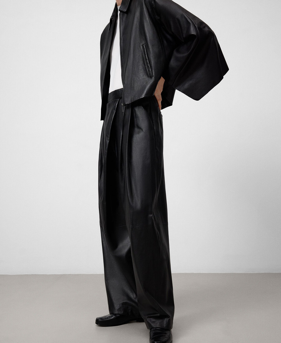 pantaloni in pelle con pieghe da donna