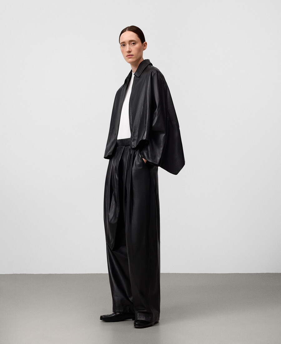 pantaloni in pelle con pieghe da donna