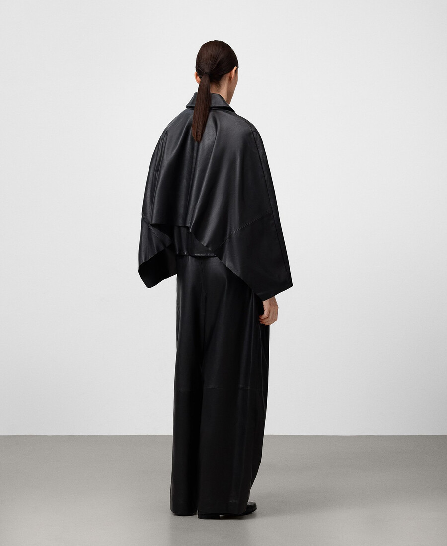 pantaloni in pelle con pieghe da donna