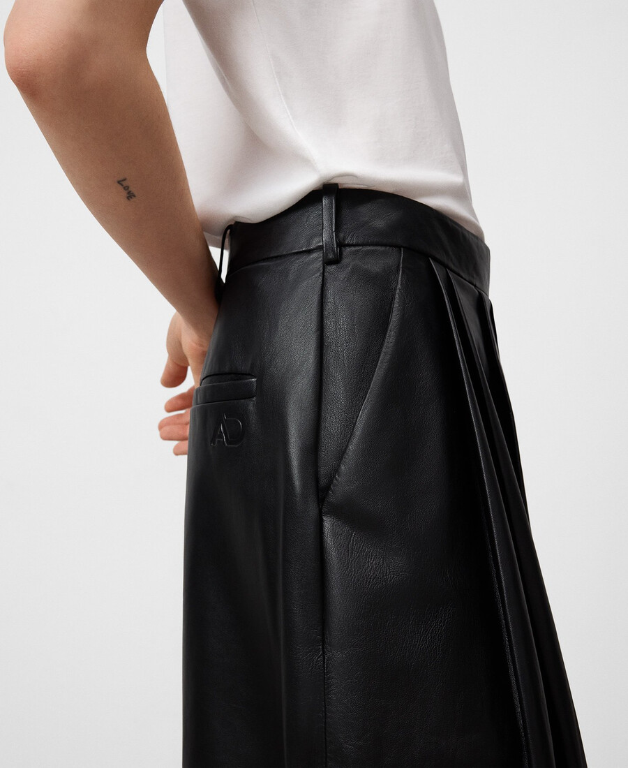 pantaloni in pelle con pieghe da donna