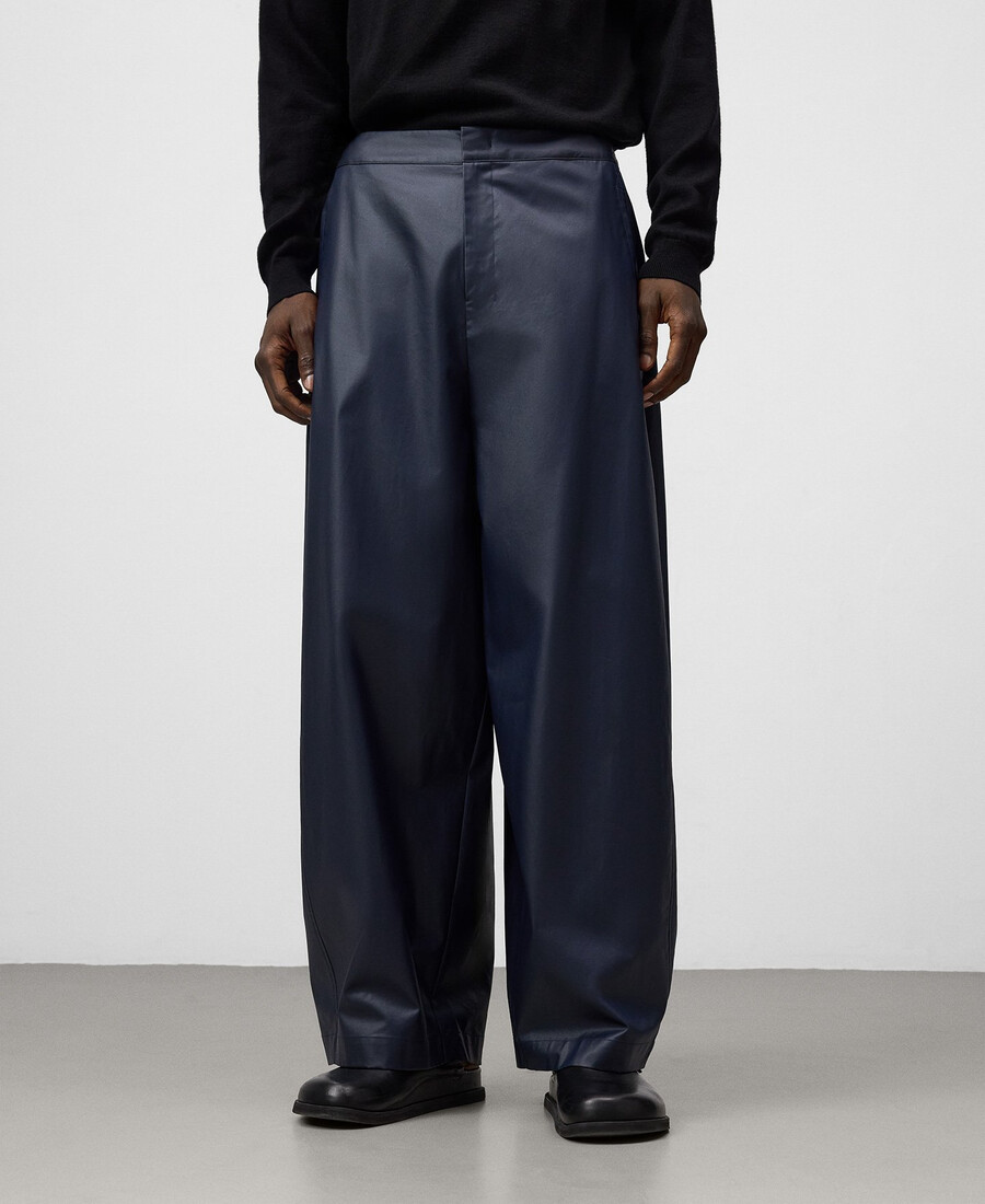 pantaloni da uomo blu navy modello barrel fit
