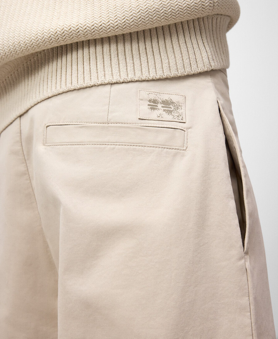 pantaloni dritti con pieghe uomo