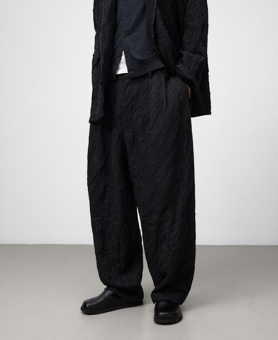 pantaloni stropicciati da uomo