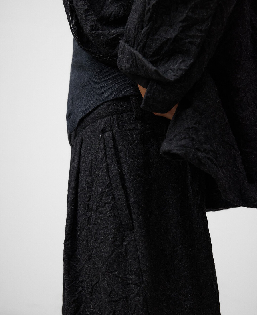 pantaloni stropicciati da uomo