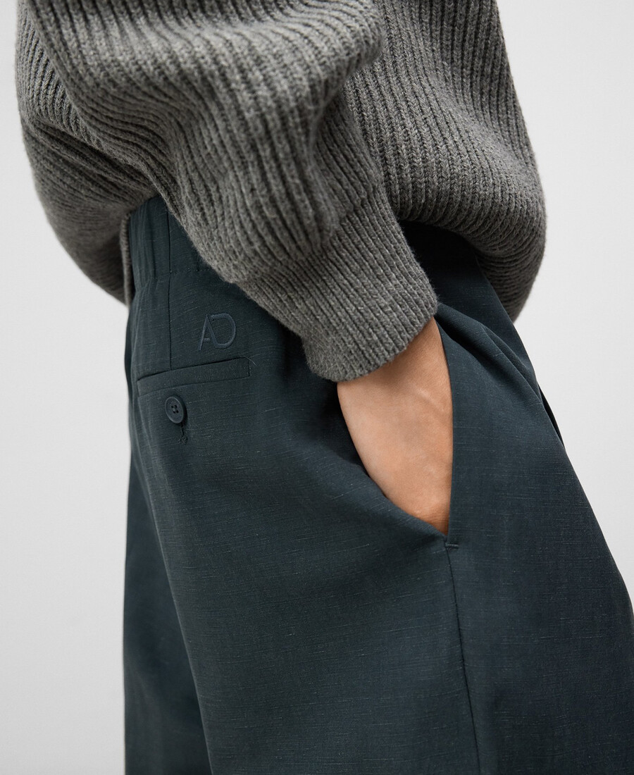 pantaloni uomo con pieghe dalla vestibilità rilassata